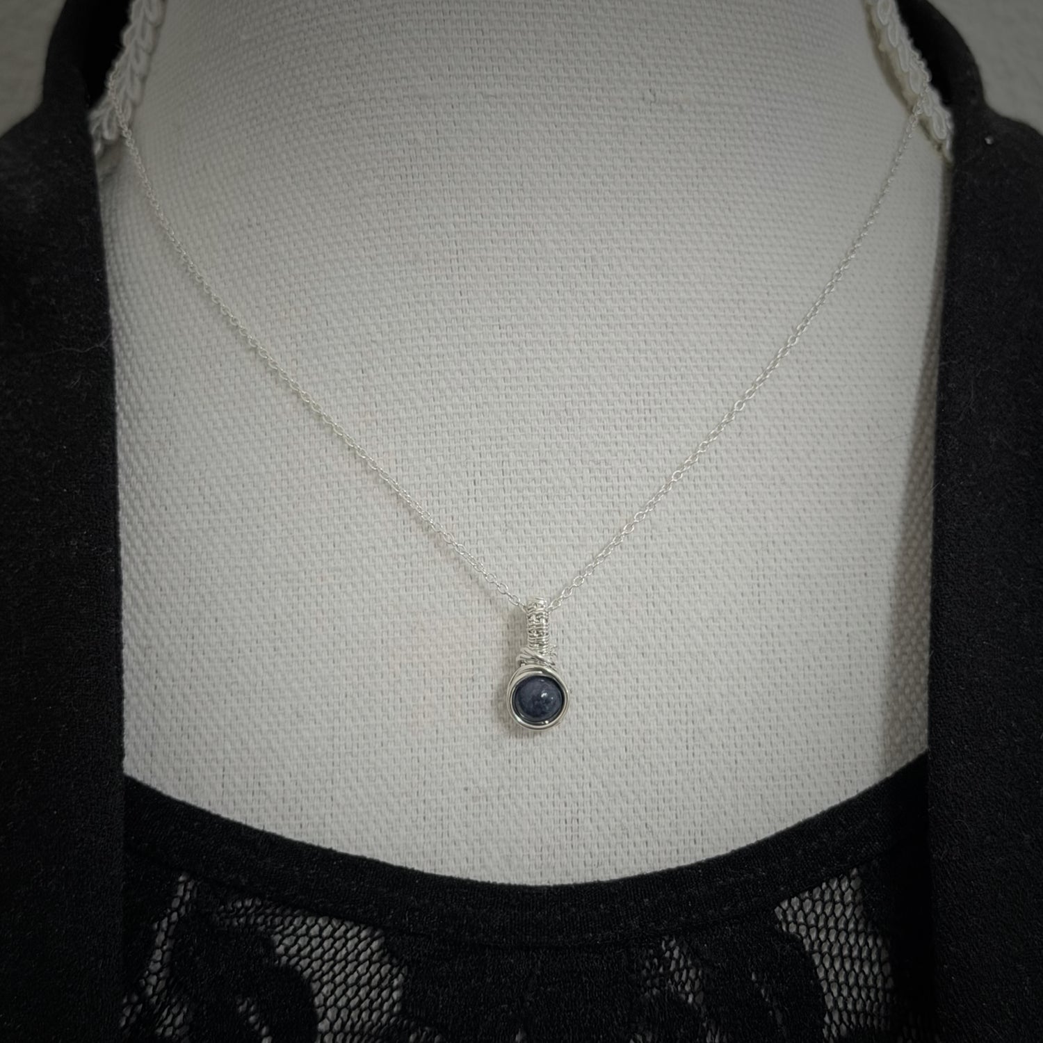 Zilveren saffier hanger, symbool van rust en helder denken