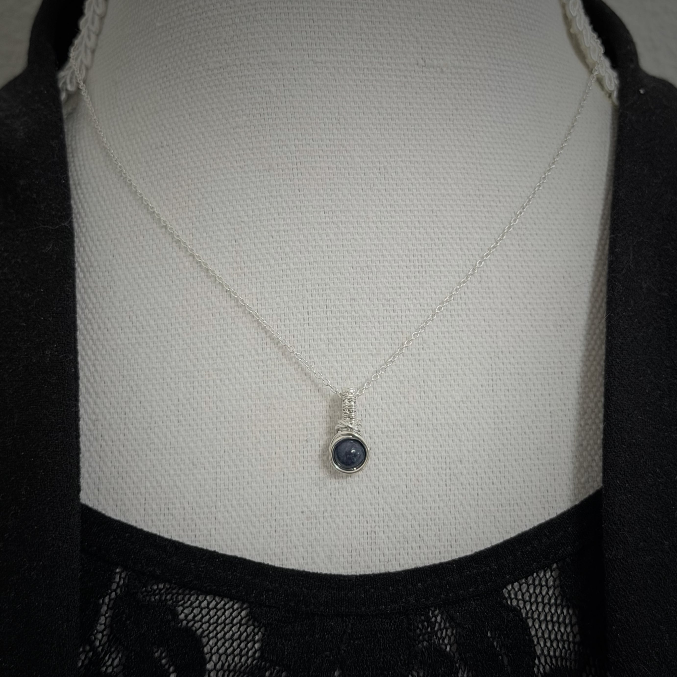 Zilveren saffier hanger, symbool van rust en helder denken