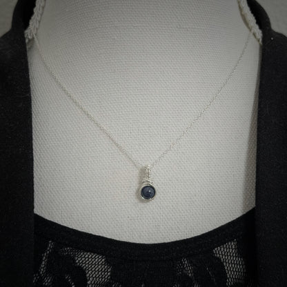 Zilveren saffier hanger, symbool van rust en helder denken