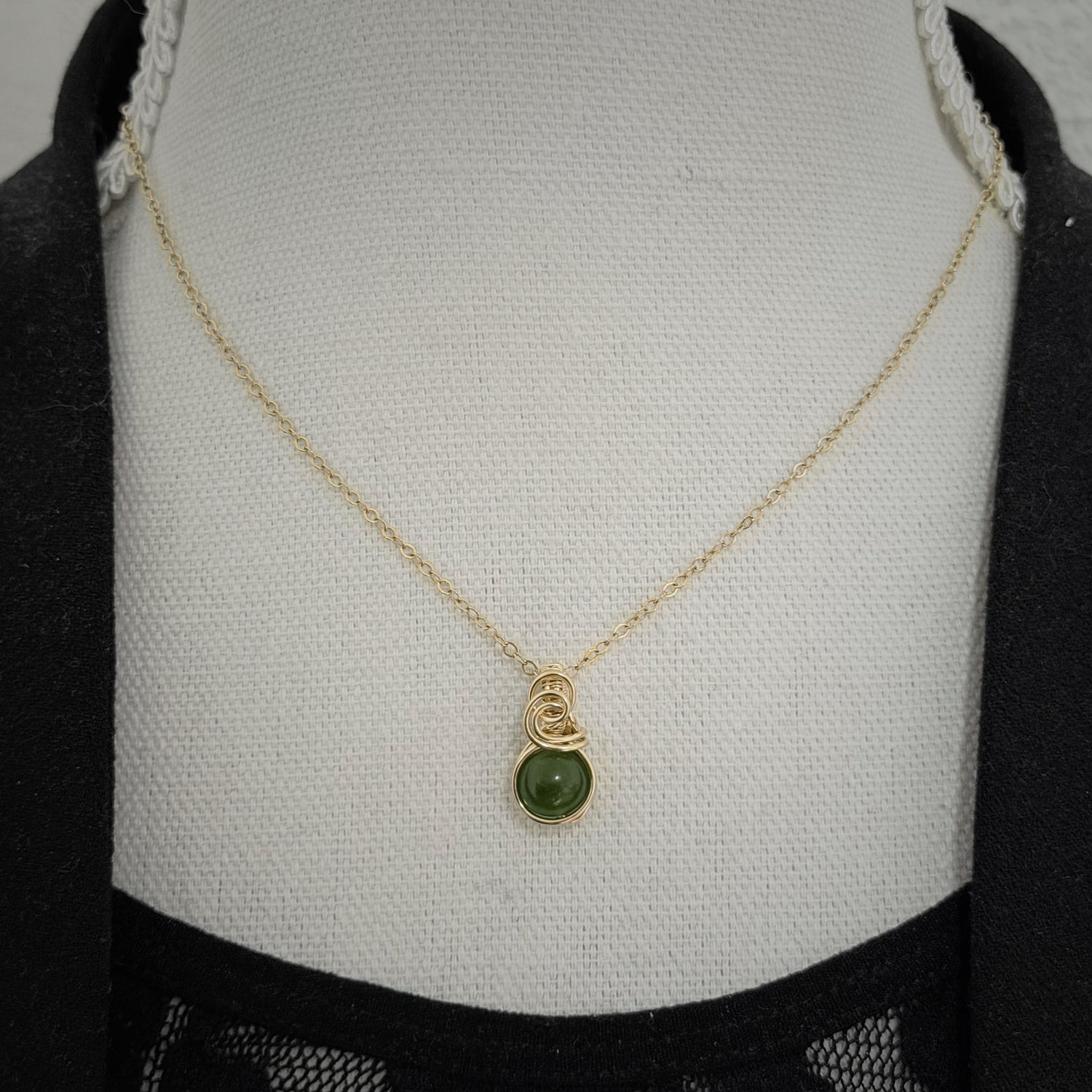 14k gold filled wire wrap hanger met groene nefriet jade
