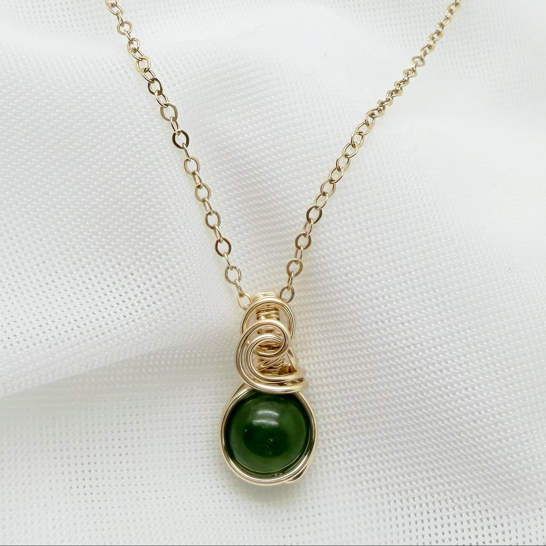 14k gold filled wire wrap hanger met groene nefriet jade