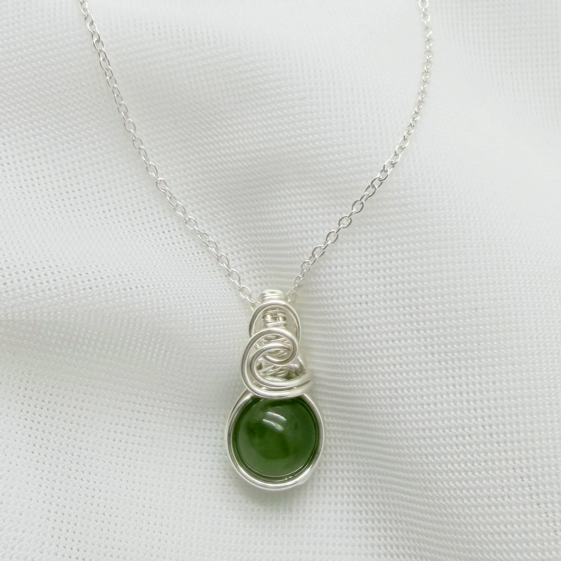 Sierlijke zilveren wire wrap hanger met nefriet jade