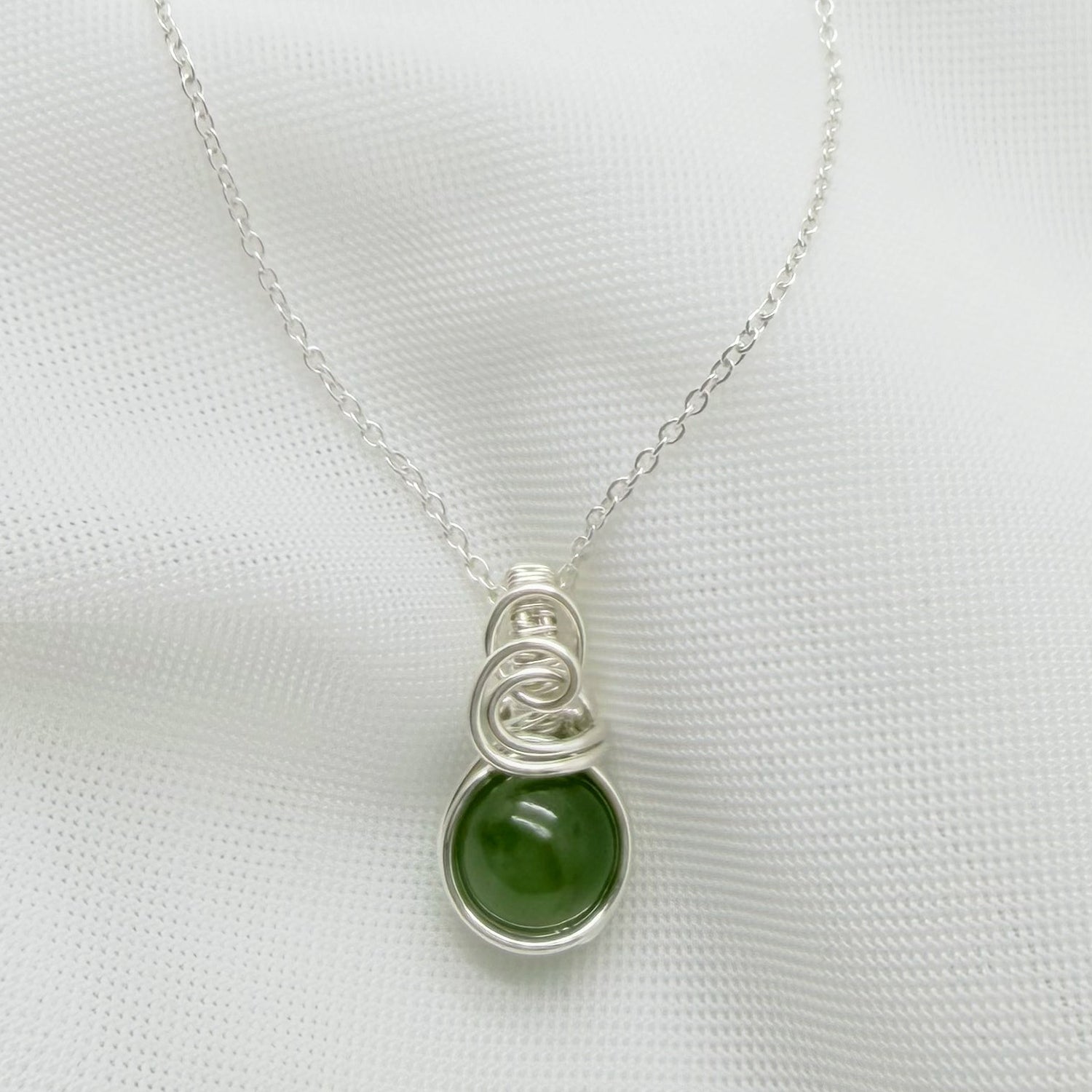 Sierlijke zilveren wire wrap hanger met nefriet jade