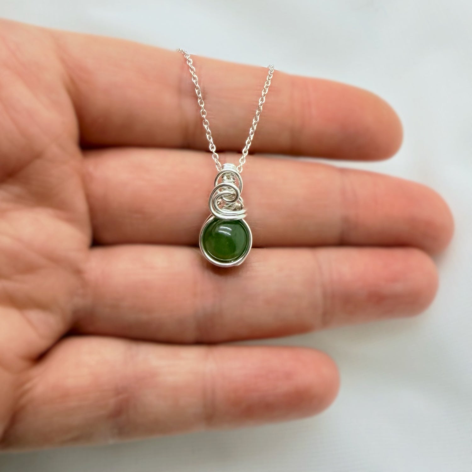 Sierlijke zilveren wire wrap hanger met nefriet jade