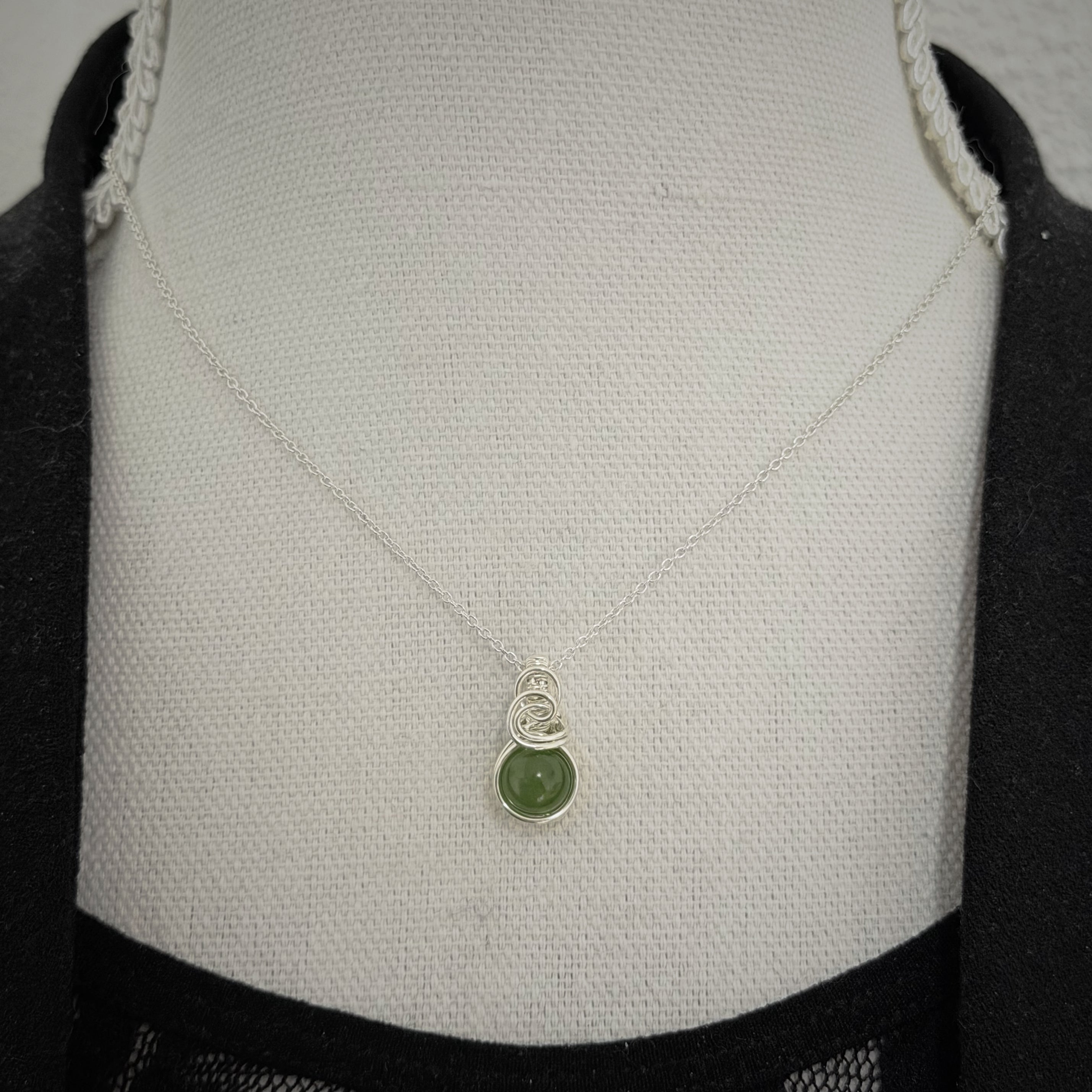 Sierlijke zilveren wire wrap hanger met nefriet jade