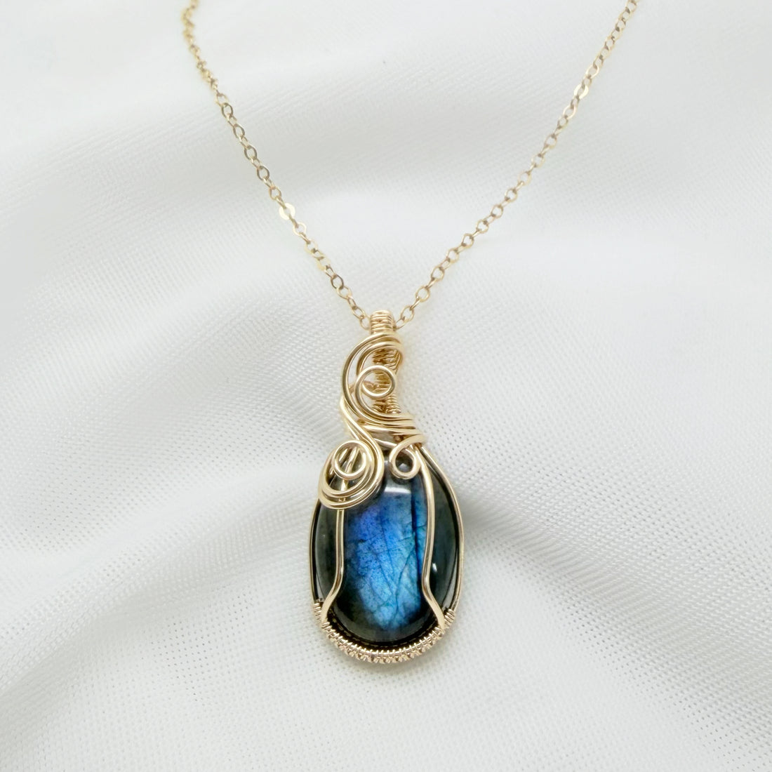 14k gold filled wire wrap hanger met labradoriet