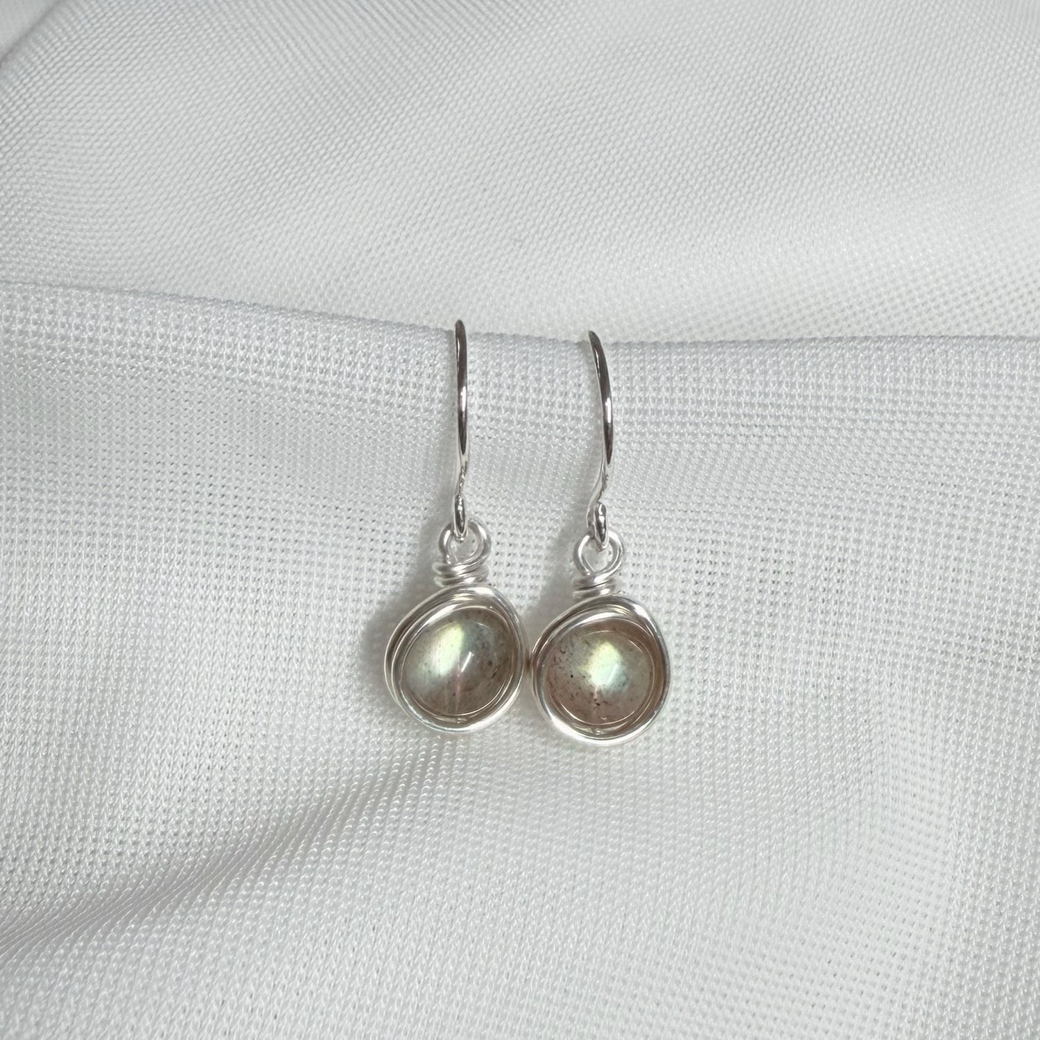 Sterling zilveren oorbellen met labradoriet en prachtige flash