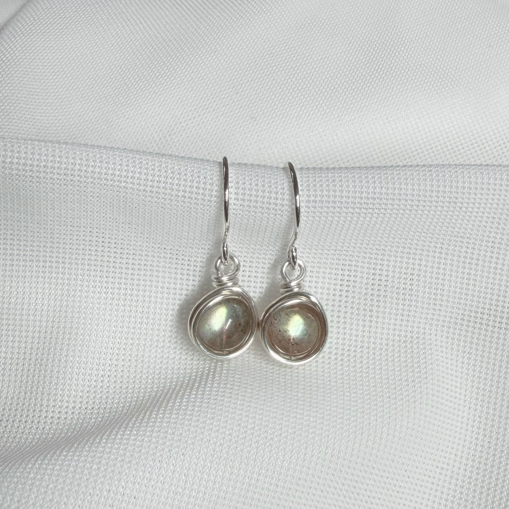 Sterling zilveren oorbellen met labradoriet en prachtige flash