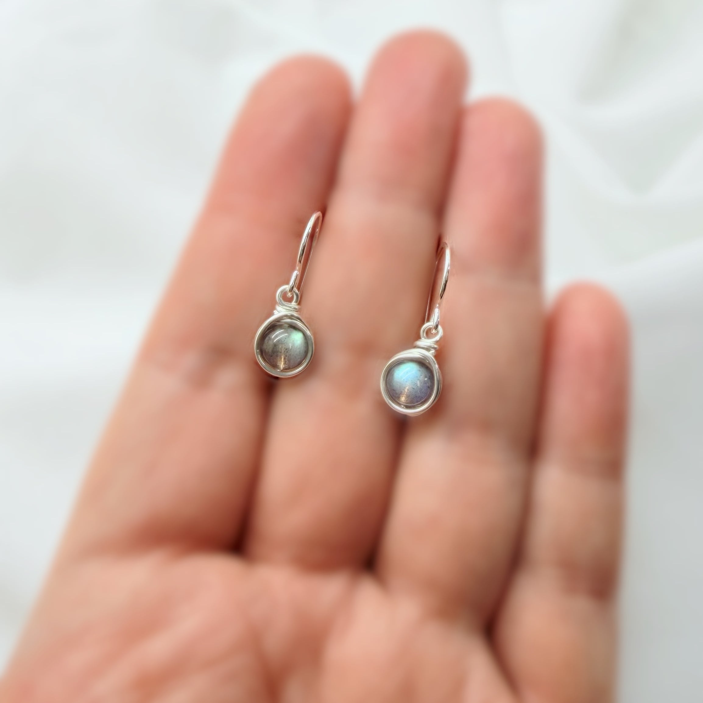 Sterling zilveren oorbellen met labradoriet en prachtige flash