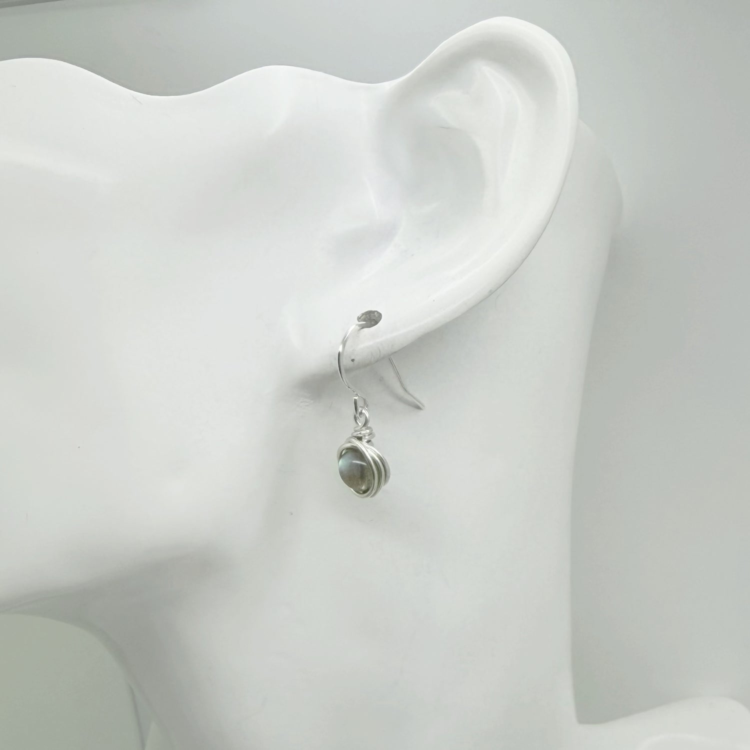 Sterling zilveren oorbellen met labradoriet en prachtige flash