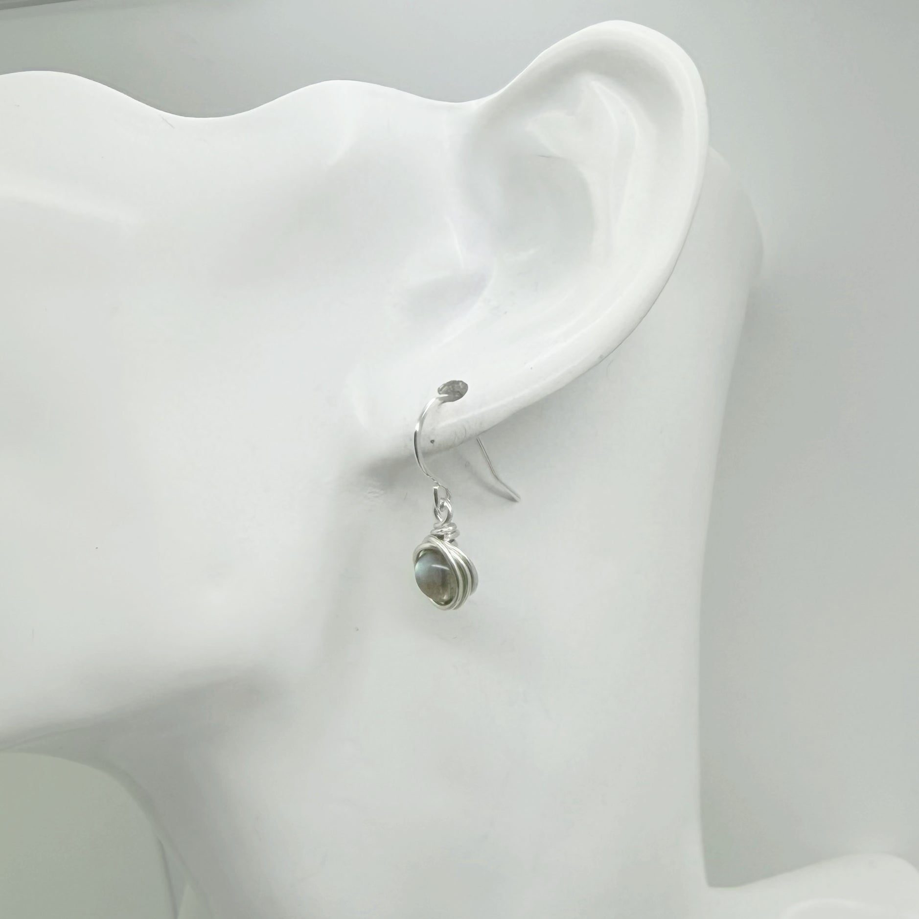 Sterling zilveren oorbellen met labradoriet en prachtige flash