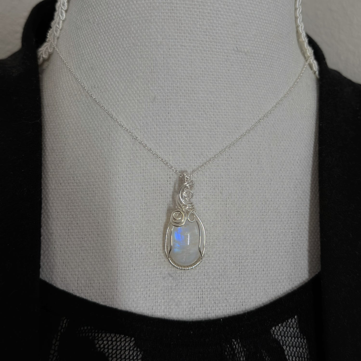 Sterling zilveren wire wrap hanger met regenboog maansteen