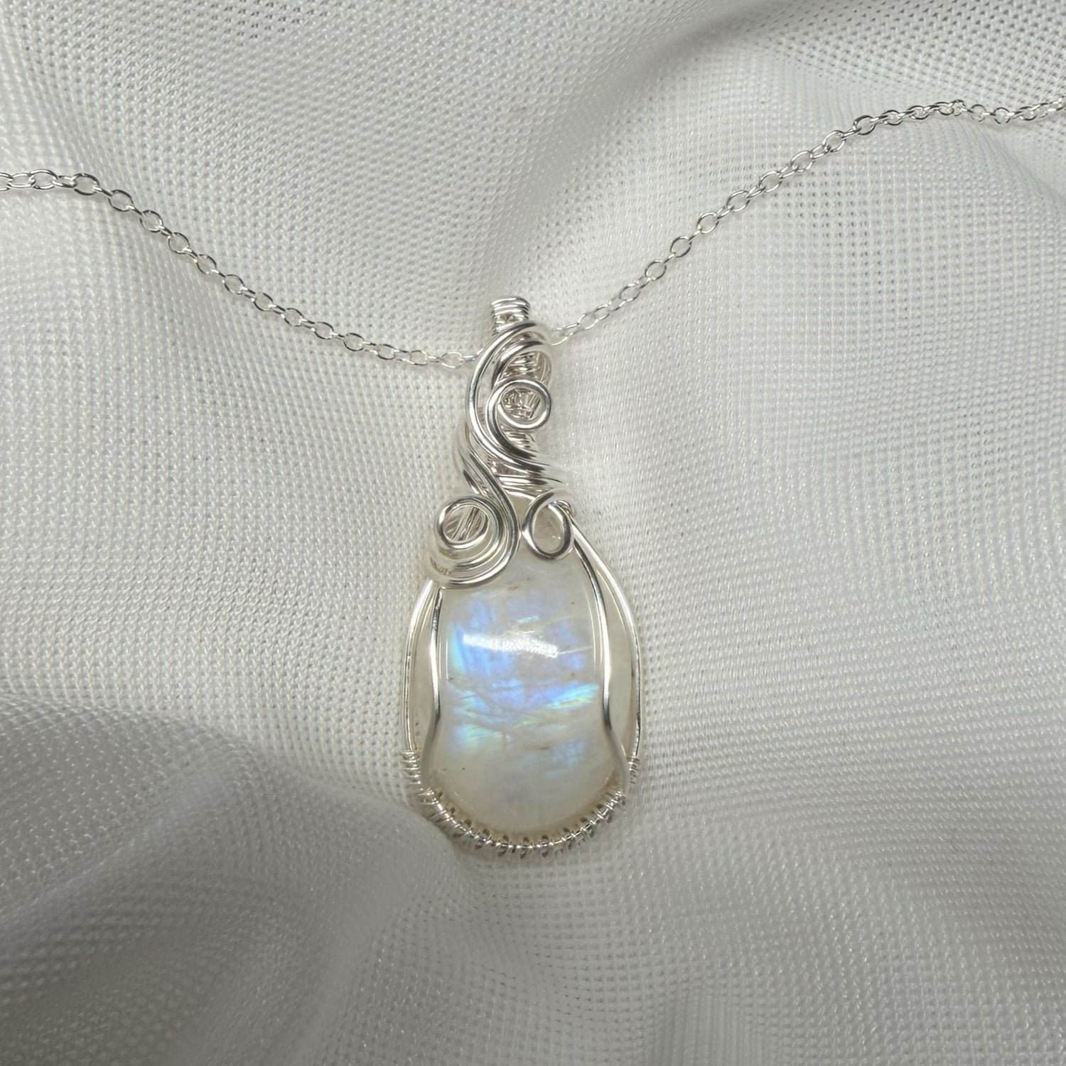 Sterling zilveren wire wrap hanger met regenboog maansteen