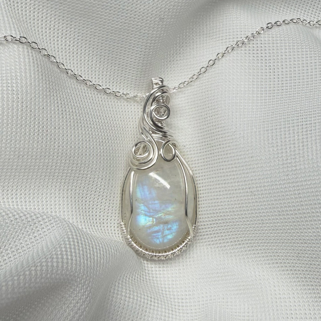 Sterling zilveren wire wrap hanger met regenboog maansteen