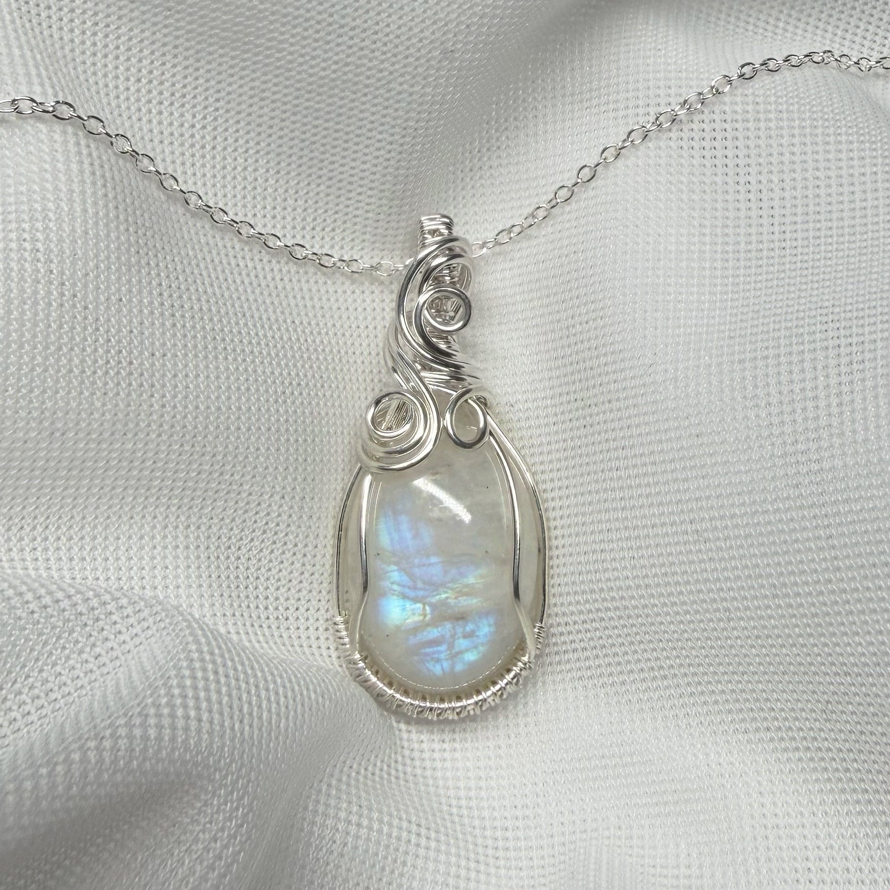 Sterling zilveren wire wrap hanger met regenboog maansteen