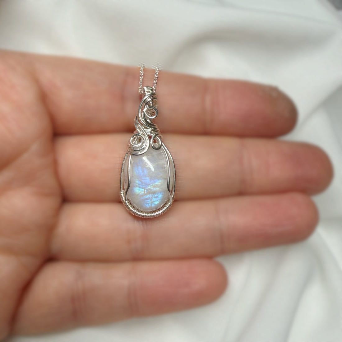 Sterling zilveren wire wrap hanger met regenboog maansteen