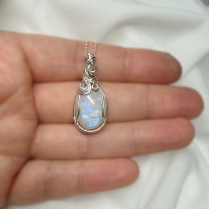 Sterling zilveren wire wrap hanger met regenboog maansteen
