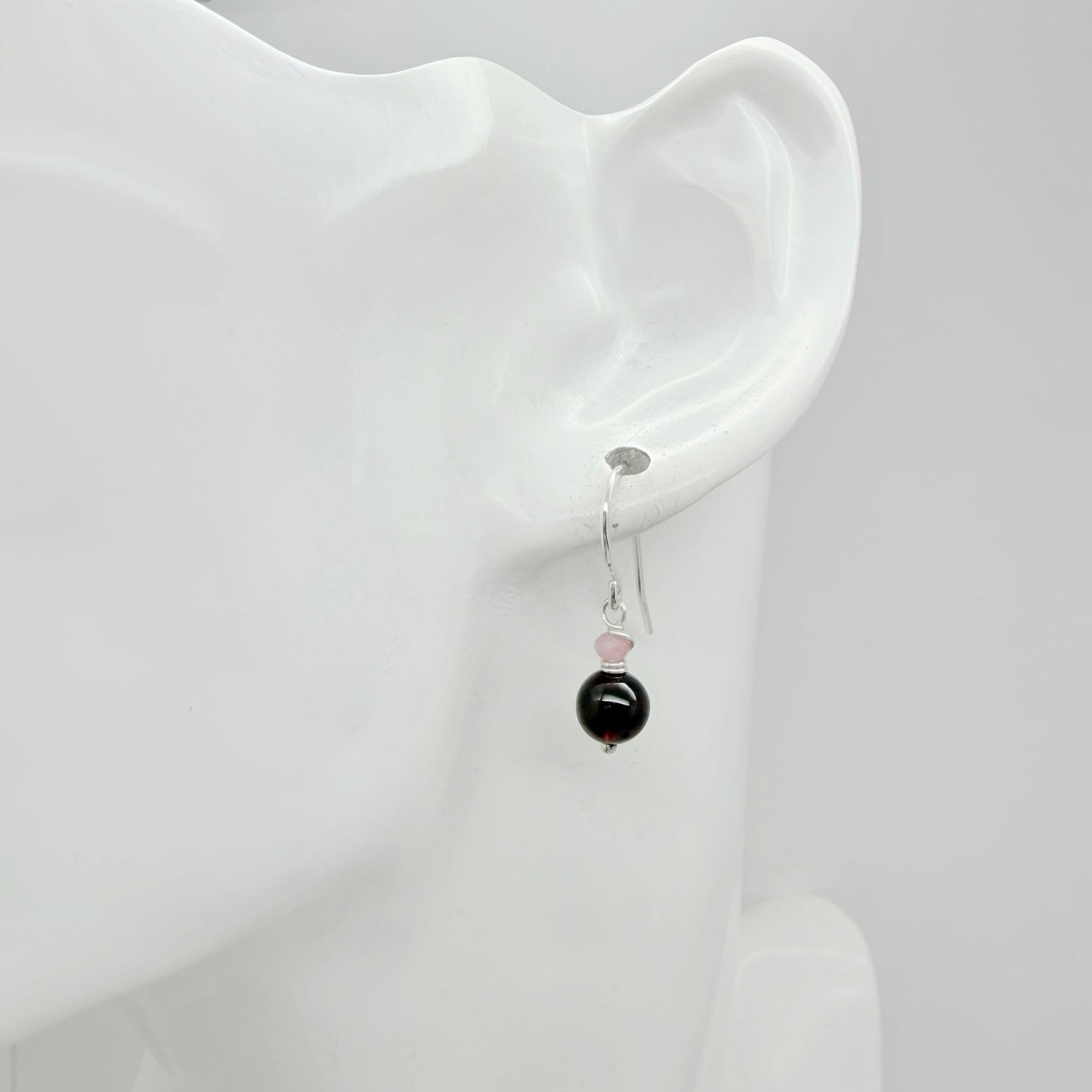 Zilveren oorbellen met granaat en roze opaal