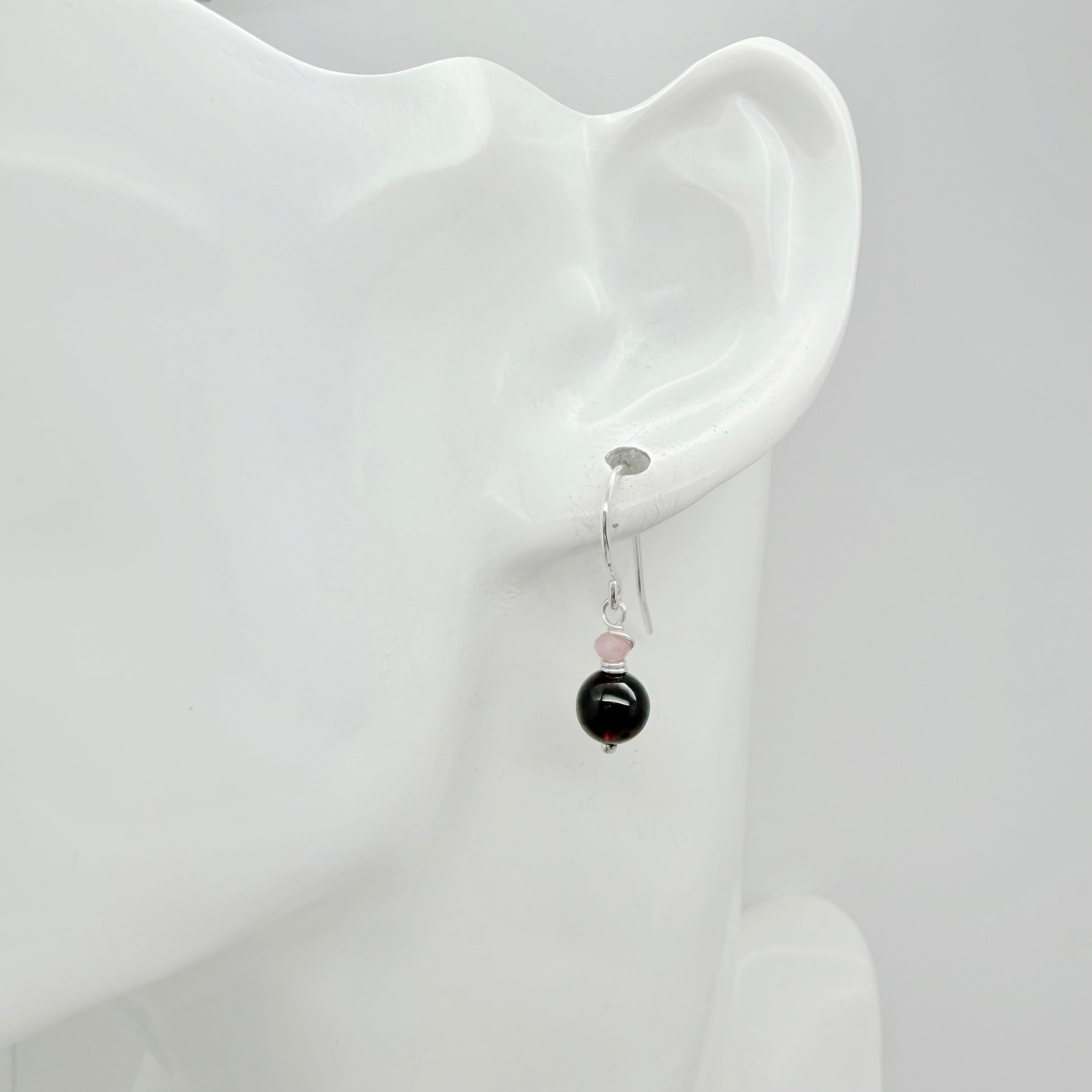 Zilveren oorbellen met granaat en roze opaal