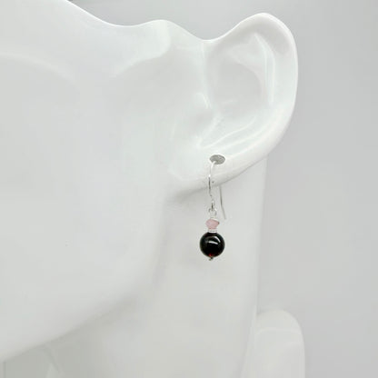 Zilveren oorbellen met granaat en roze opaal