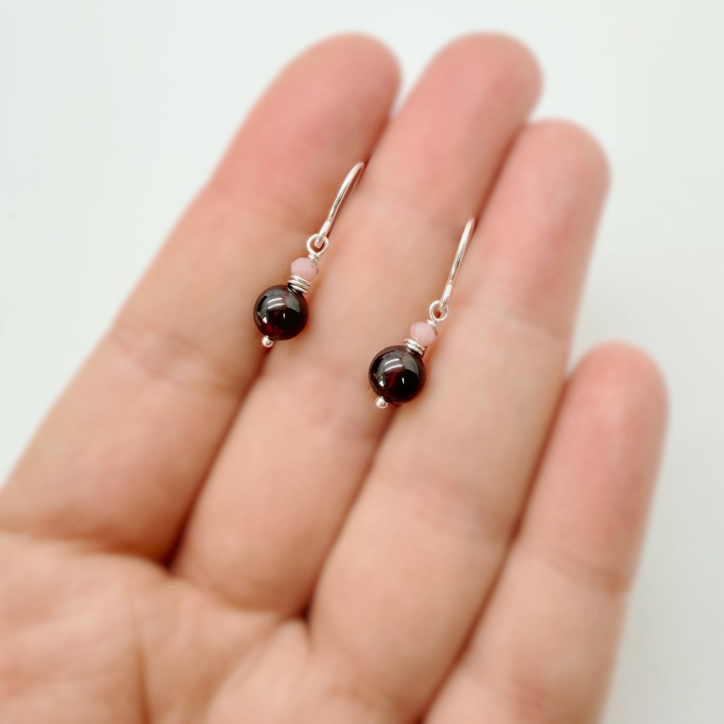 Zilveren oorbellen met granaat en roze opaal