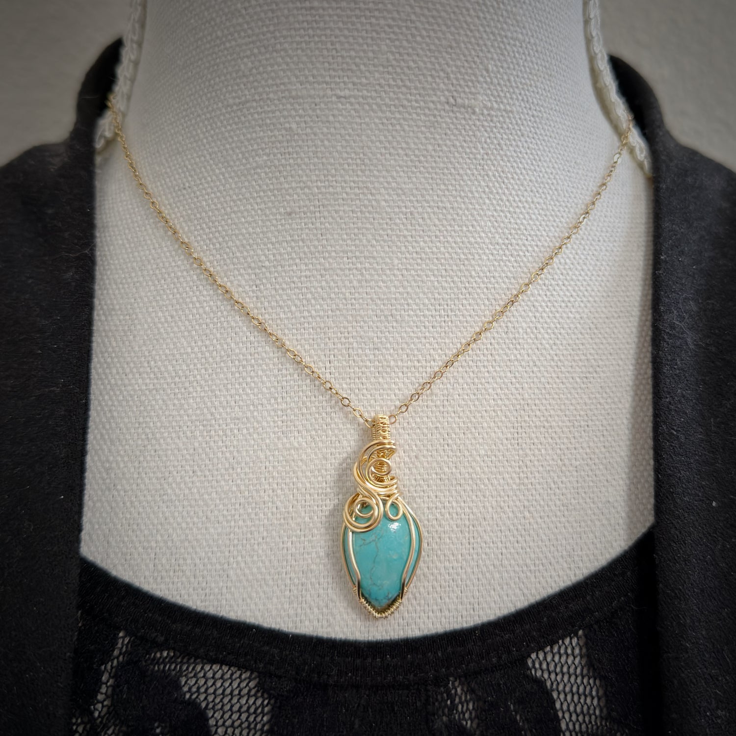 14K Gold Filled Turkoois Hanger – Handgemaakt Wire Wrap Sieraad met Betekenis