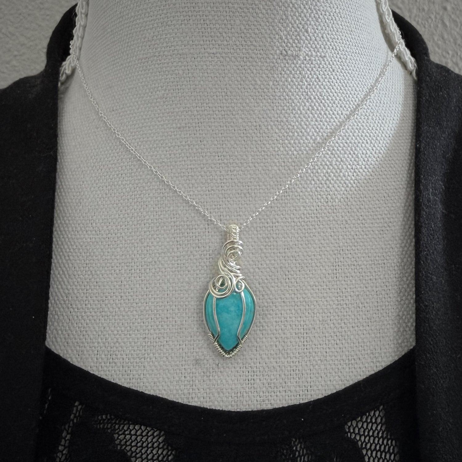 Sterling Zilveren Turkoois Hanger – Handgemaakt Wire Wrap Sieraad met Betekenis