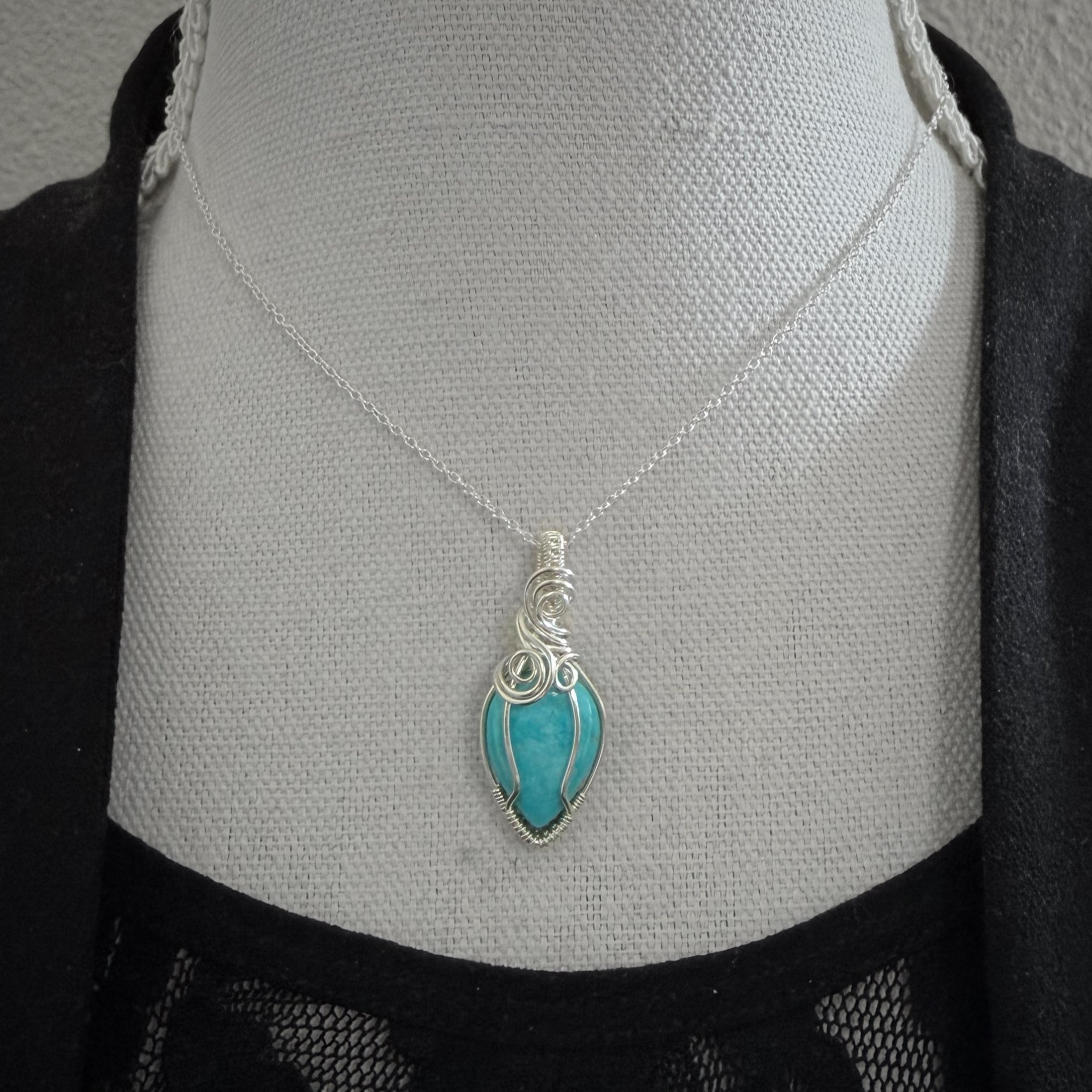 Sterling Zilveren Turkoois Hanger – Handgemaakt Wire Wrap Sieraad met Betekenis