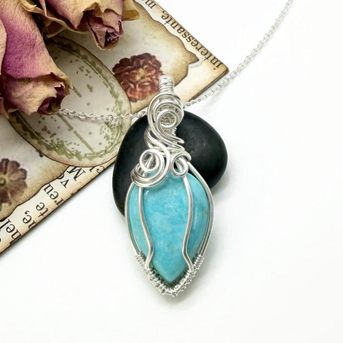 Sterling Zilveren Turkoois Hanger – Handgemaakt Wire Wrap Sieraad met Betekenis
