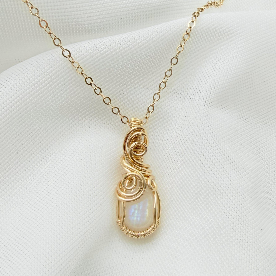 Gereserveerd - 14k gold filled hanger met regenboogmaansteen
