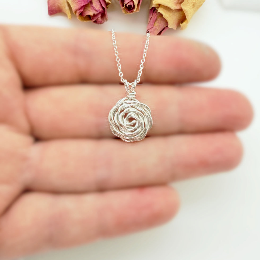 Zilveren Ketting Met Zilveren Handgemaakte Roos