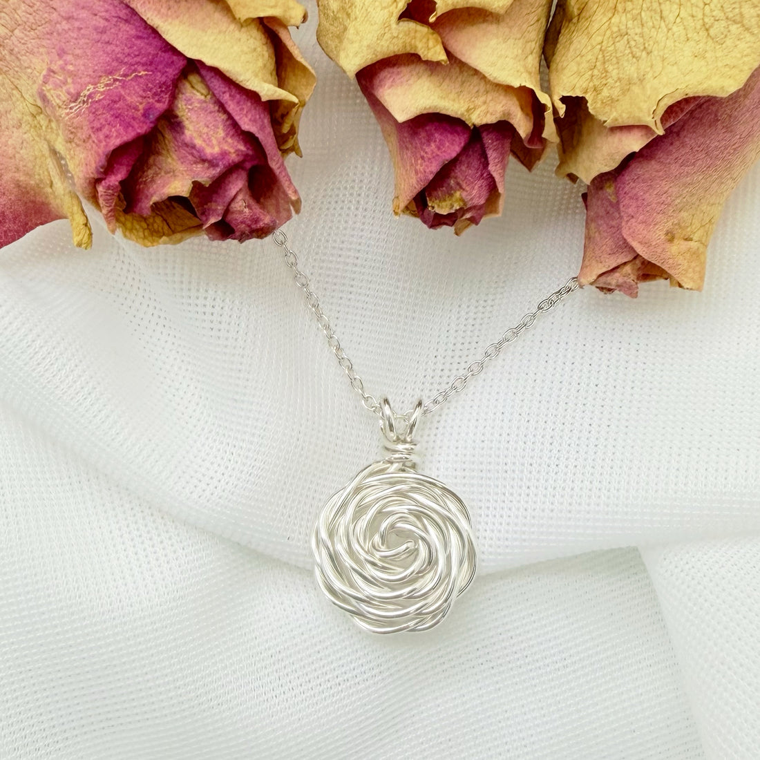 Zilveren Ketting Met Zilveren Handgemaakte Roos