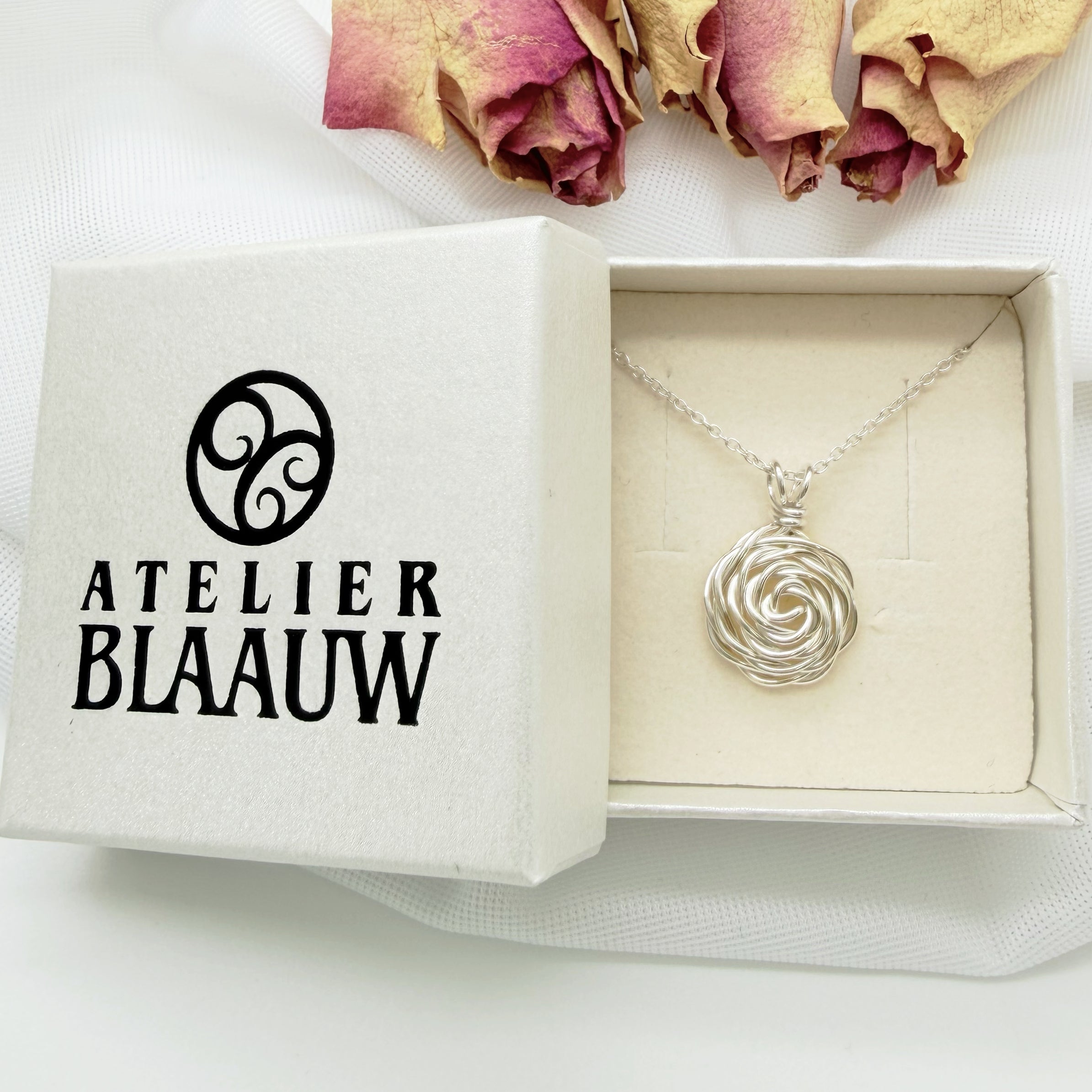 Zilveren Ketting Met Zilveren Handgemaakte Roos