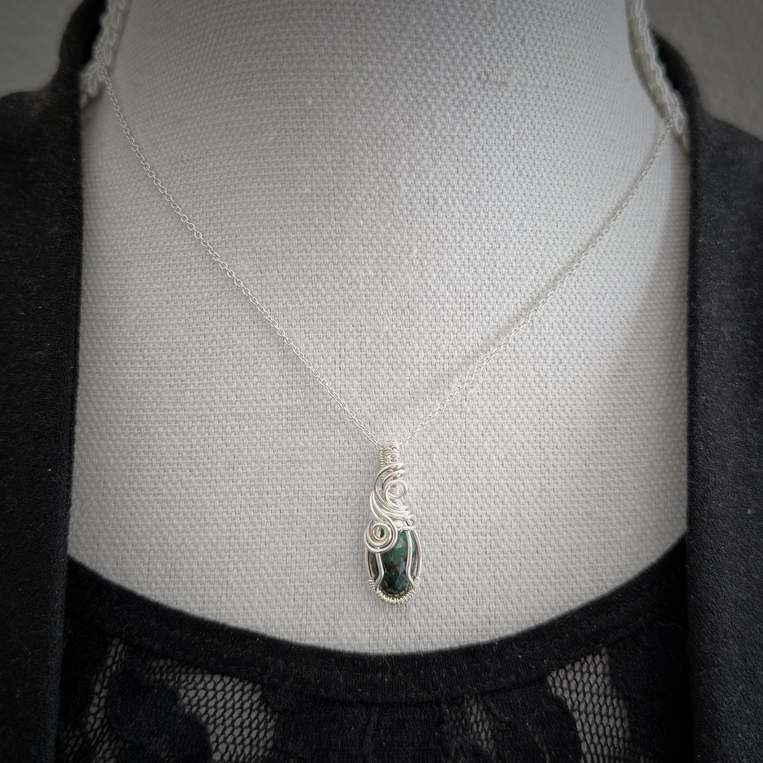 Sterling Zilveren Wire Wrap Hanger met Smaragd