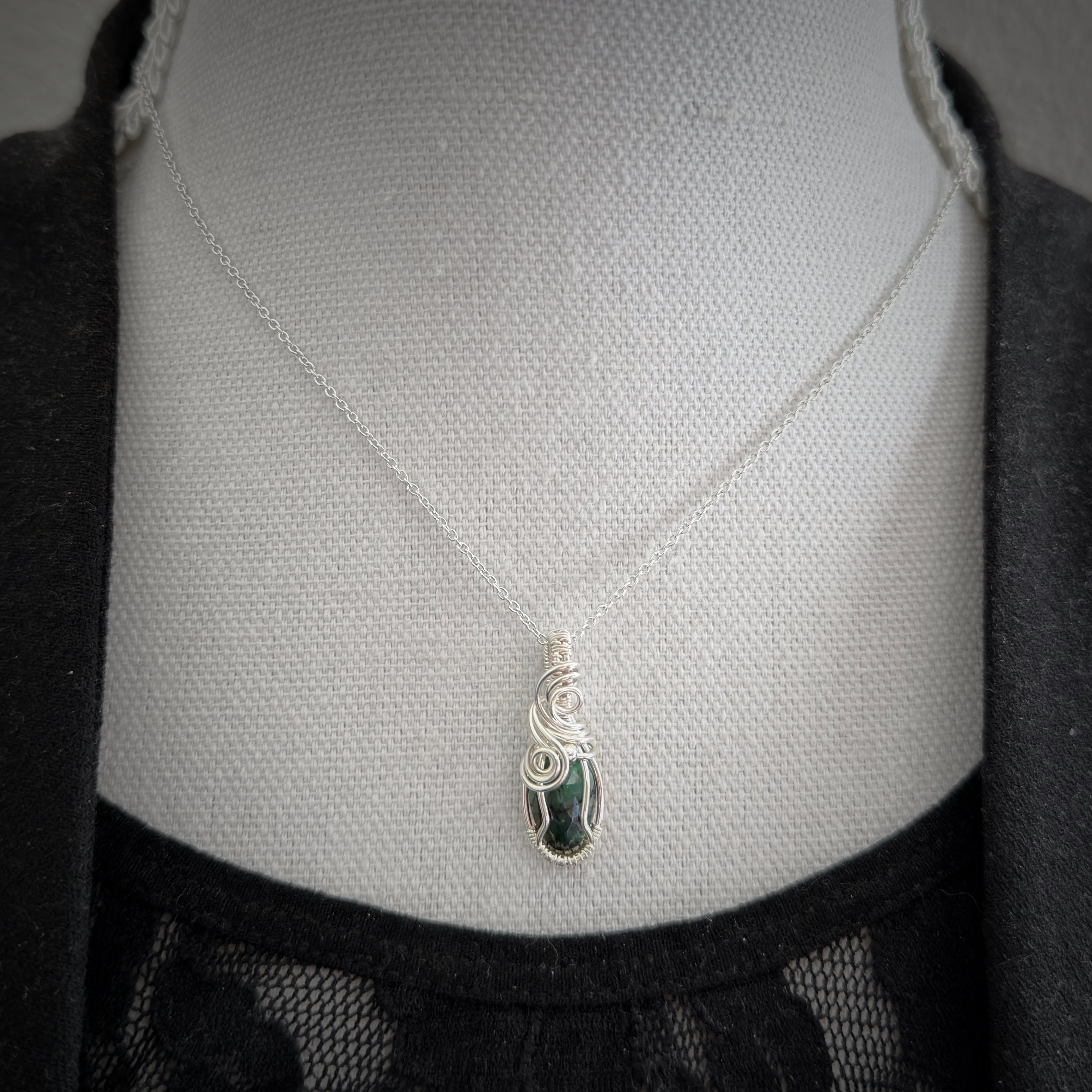 Sterling Zilveren Wire Wrap Hanger met Smaragd