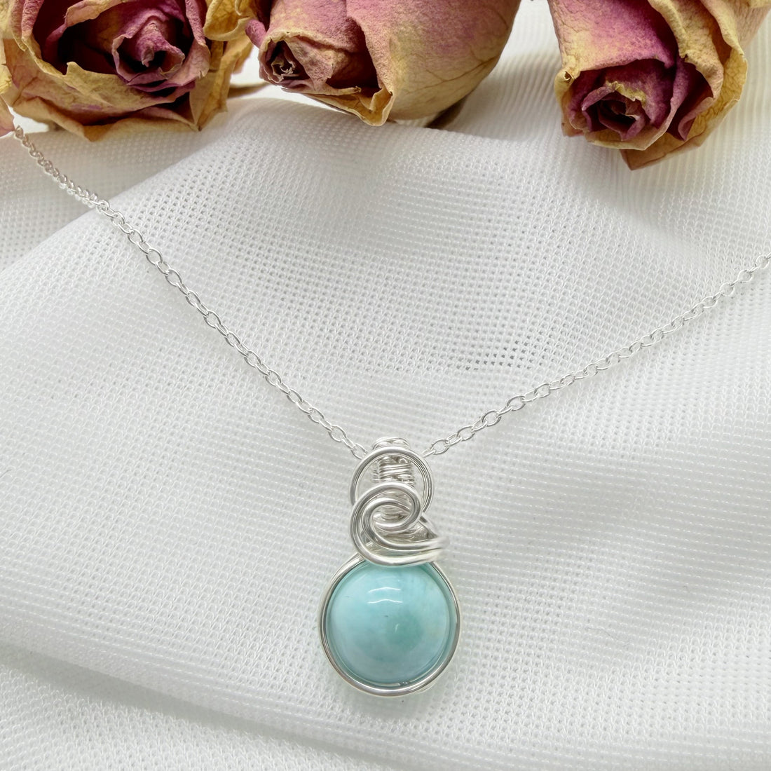 Sierlijke sterling zilveren wire wrap hanger met larimar