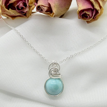 Sierlijke sterling zilveren wire wrap hanger met larimar