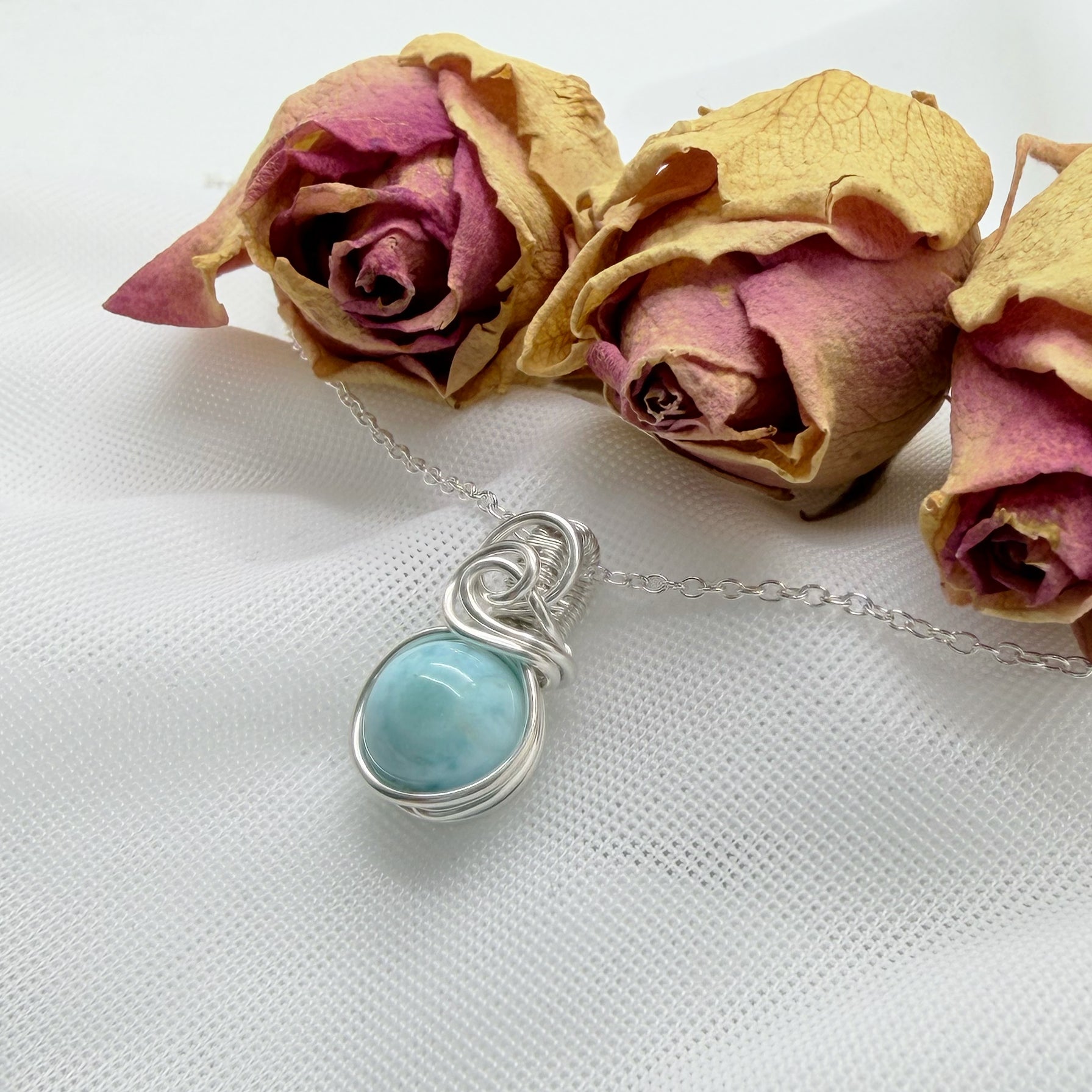 Sierlijke sterling zilveren wire wrap hanger met larimar