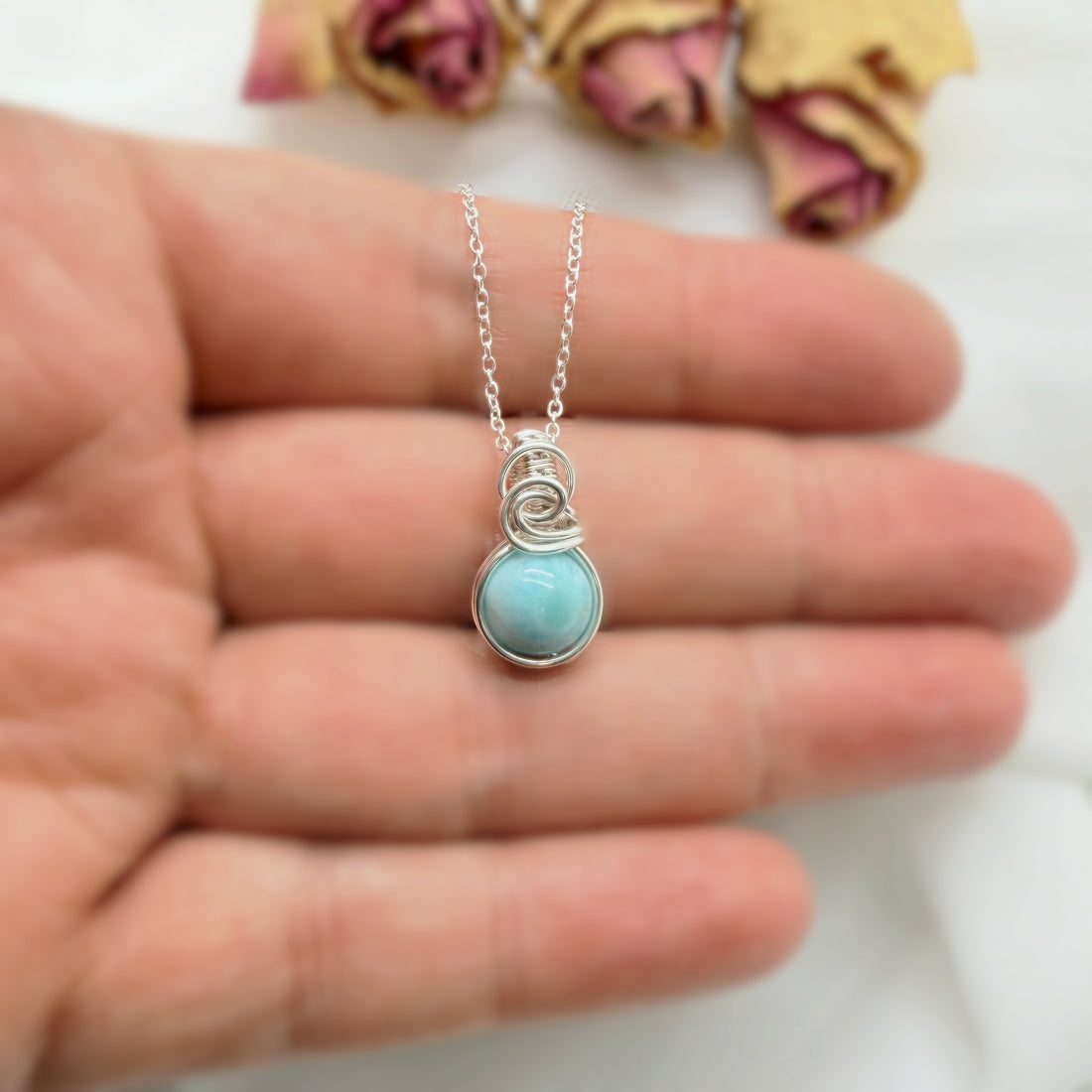 Sierlijke sterling zilveren wire wrap hanger met larimar