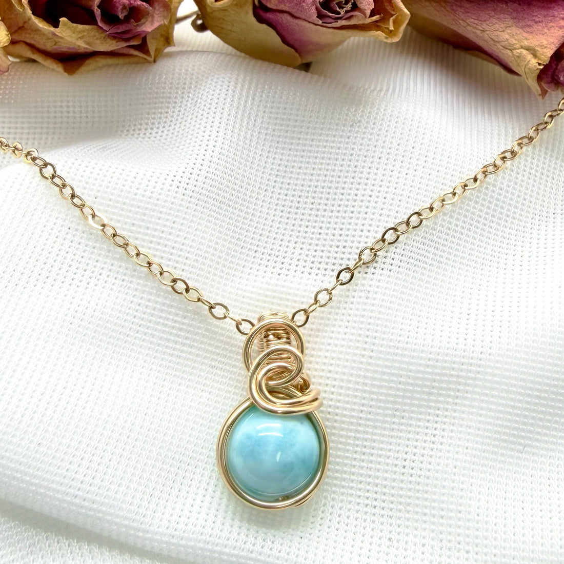 Sierlijke 14k gold filled wire wrap hanger met larimar