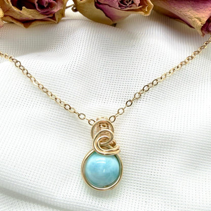 Sierlijke 14k gold filled wire wrap hanger met larimar