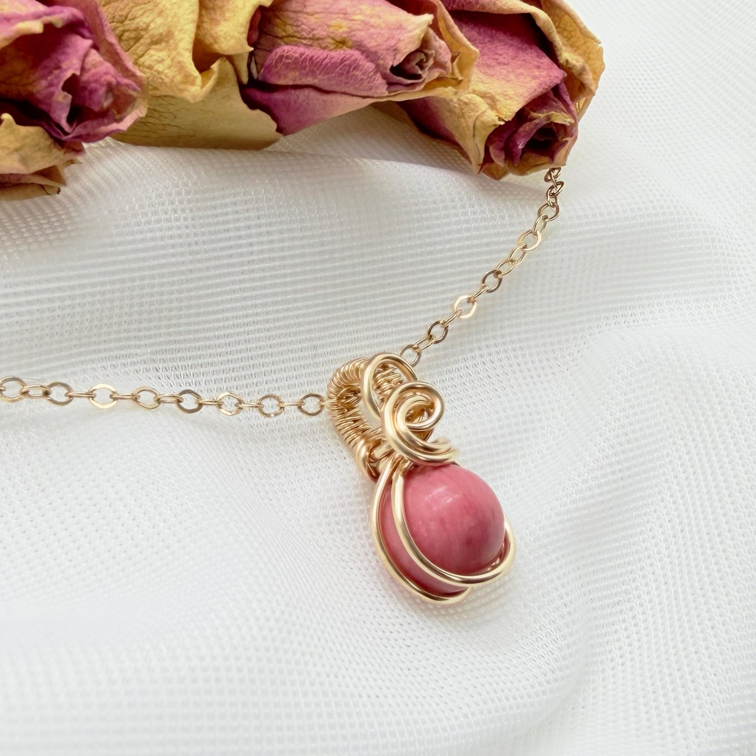 Sierlijke 14k gold filled hanger met rhodoniet
