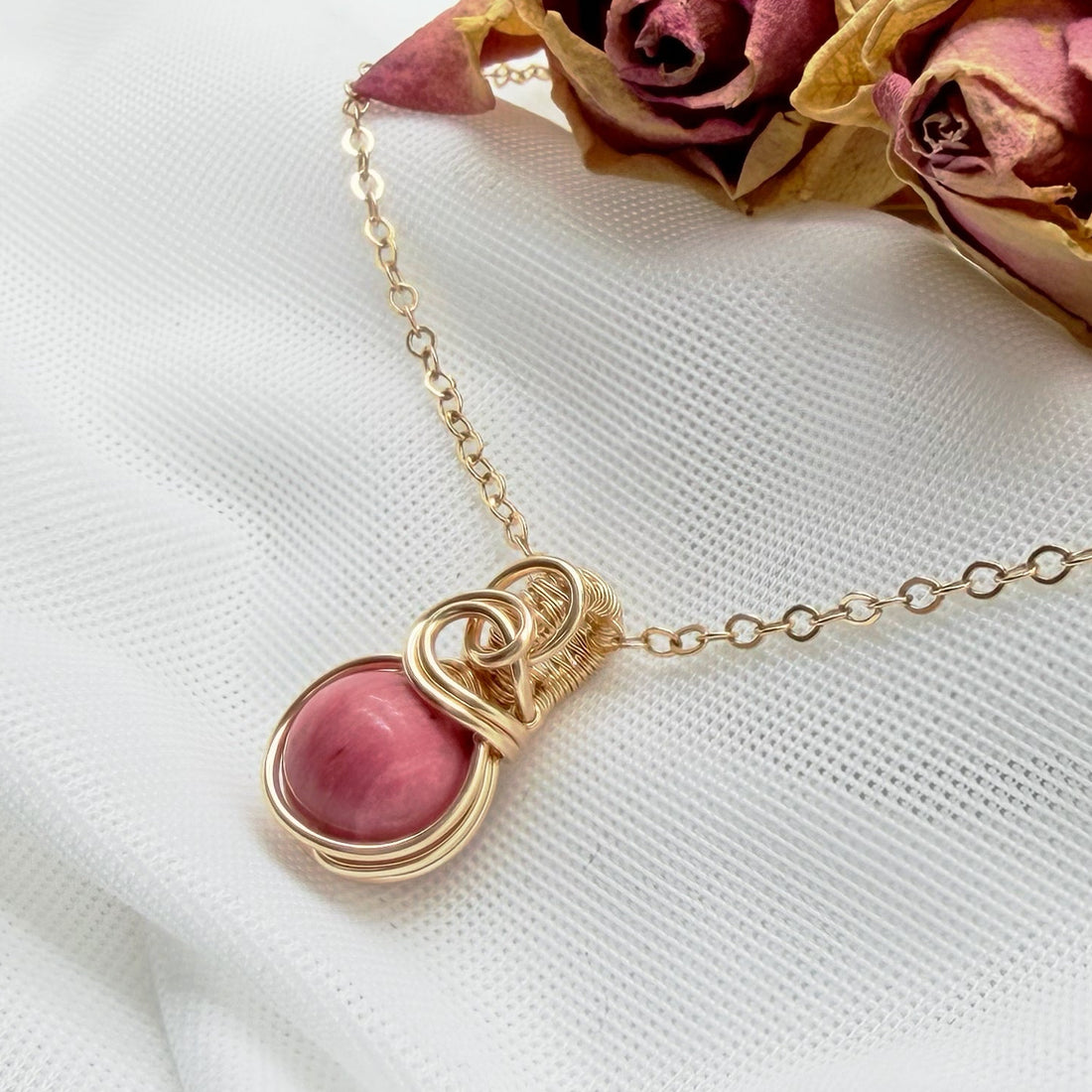 Sierlijke 14k gold filled hanger met rhodoniet