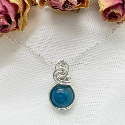 Sierlijke sterling zilveren wire wrap hanger met apatiet