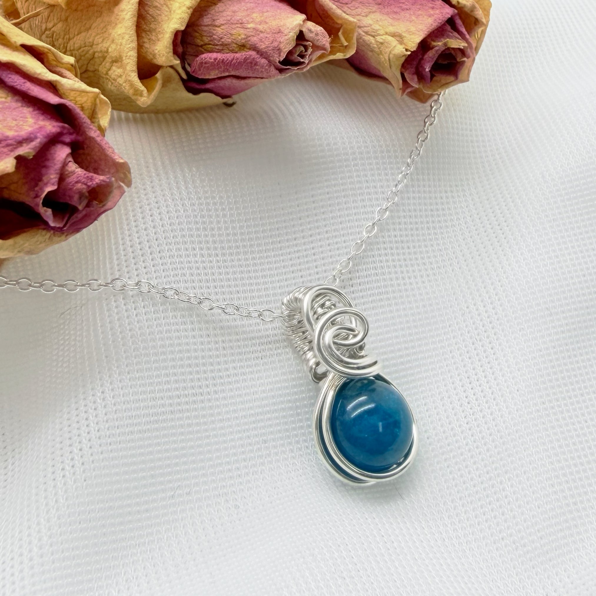 Sierlijke sterling zilveren wire wrap hanger met apatiet