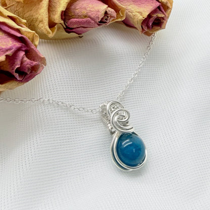 Sierlijke sterling zilveren wire wrap hanger met apatiet