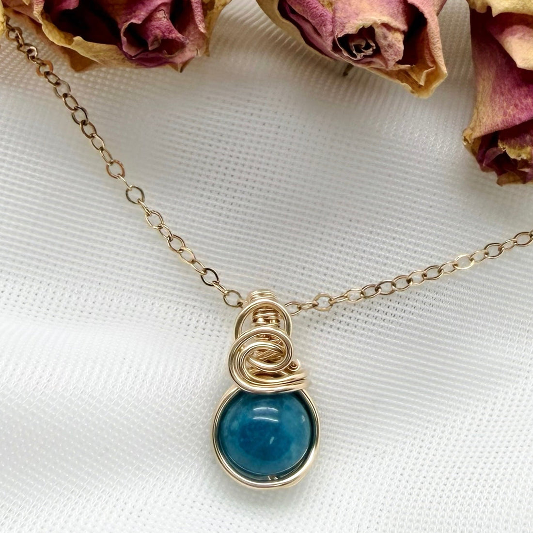 Sierlijke 14k gold filled wire wrap hanger met apatiet