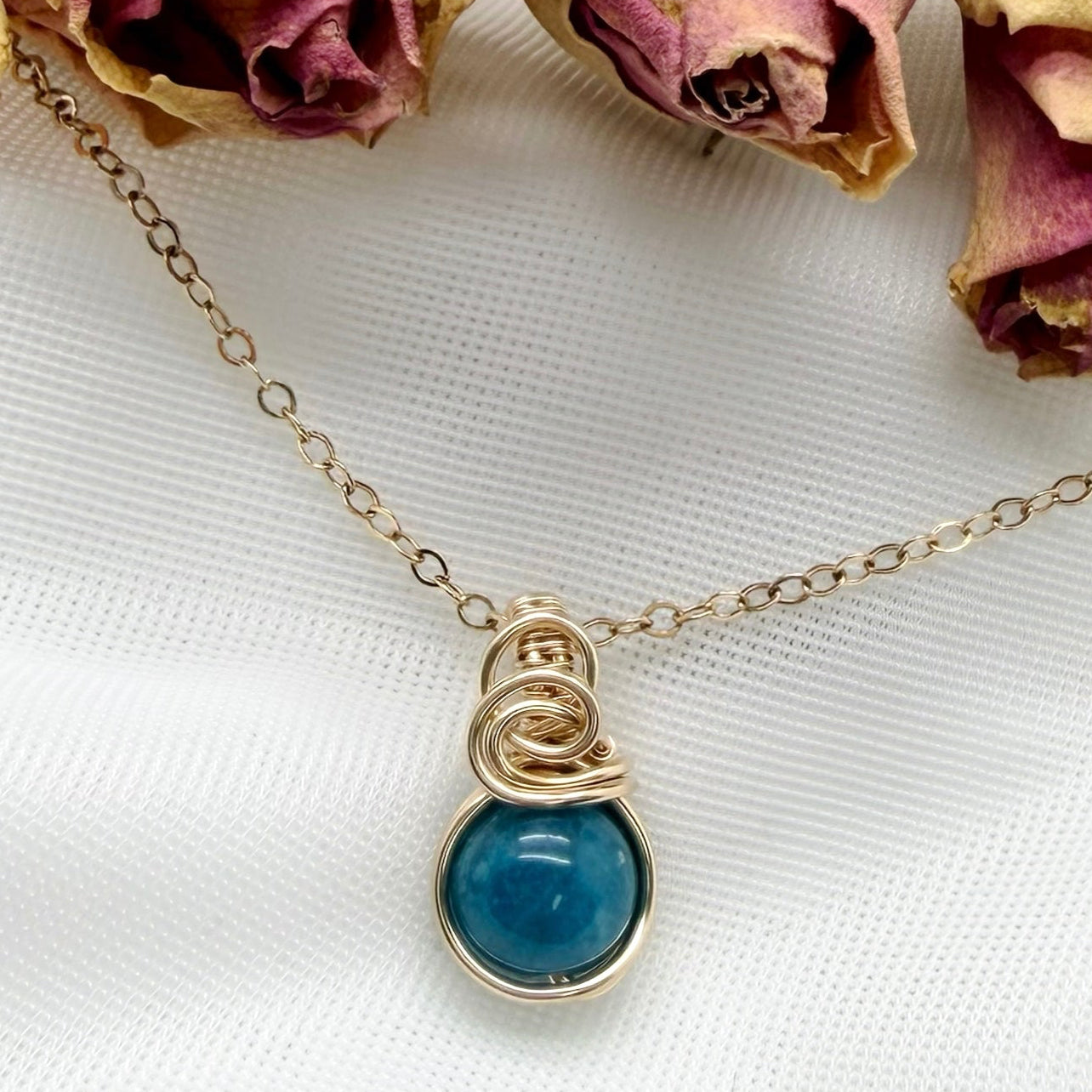 Sierlijke 14k gold filled wire wrap hanger met apatiet