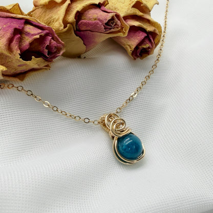 Sierlijke 14k gold filled wire wrap hanger met apatiet