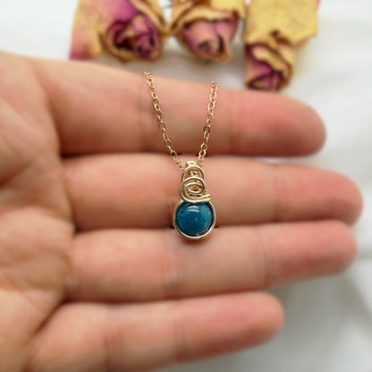 Sierlijke 14k gold filled wire wrap hanger met apatiet